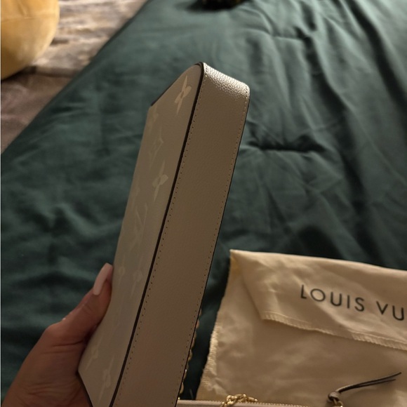 Louis Vuitton Gray Silver Mini Bag with Elegant Design - Picture 5 of 7